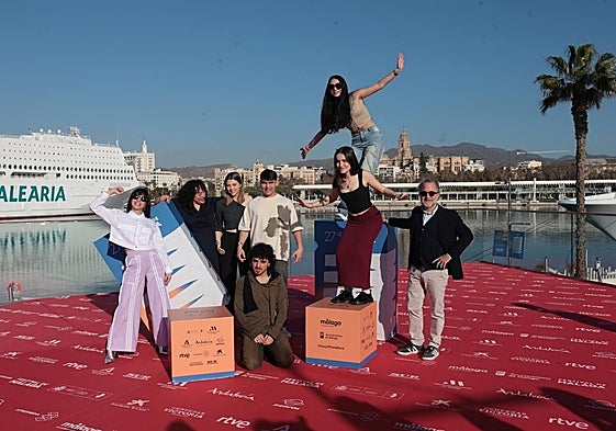 La directora, los productores y actores de 'As Neves' posan en el 'photocall' del Muelle Uno.