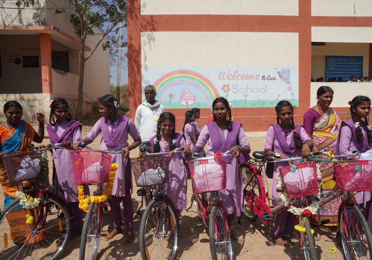 Niñas con algunas de las bicicletas entregadas.