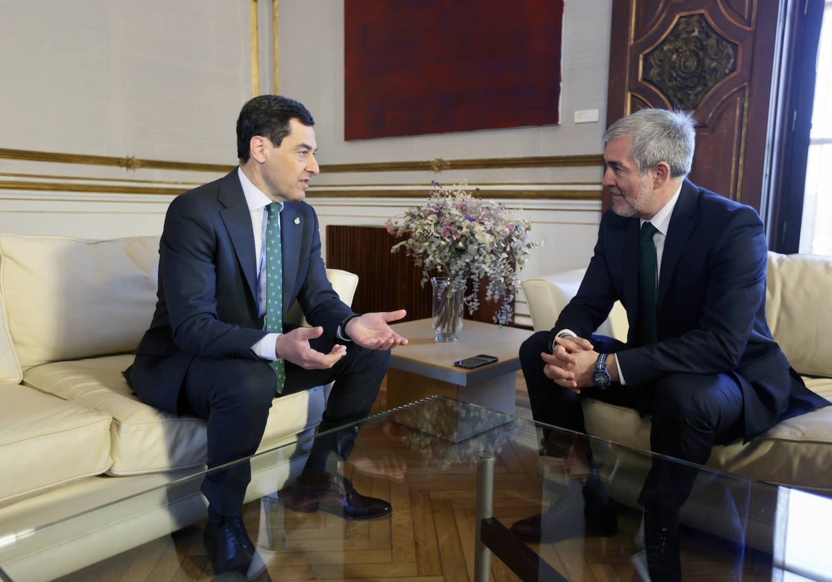 Juanma Moreno y Fernando Clavijo, este miércoles en Sevilla.