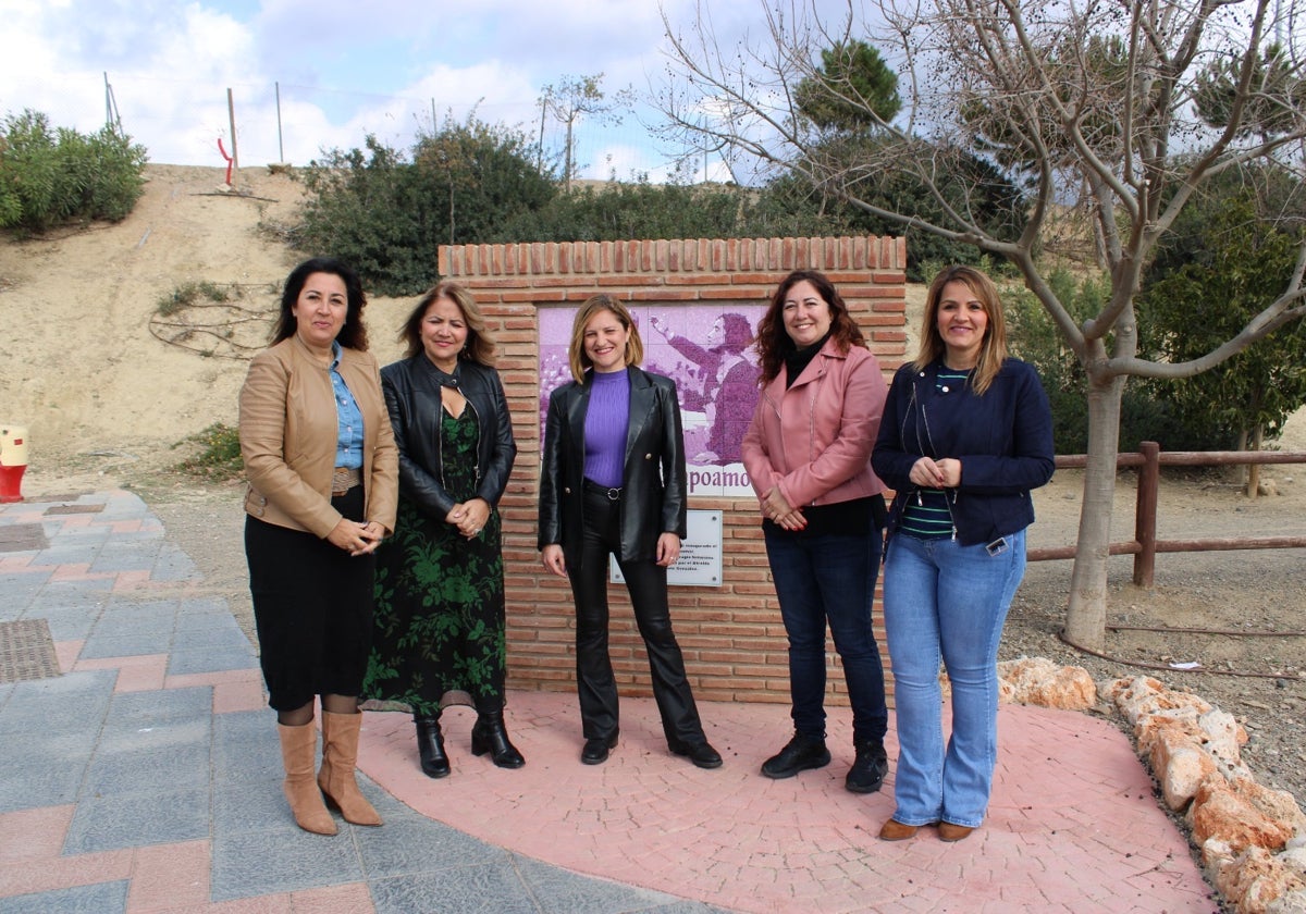 La secretaria de Igualdad junto a otras concejales del PSOE de Mijas.