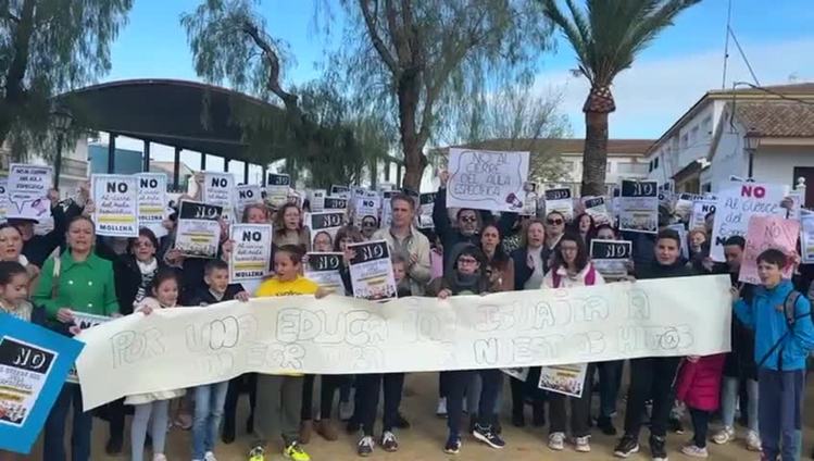 Protesta en Mollina por el cierre del aula de educación especial