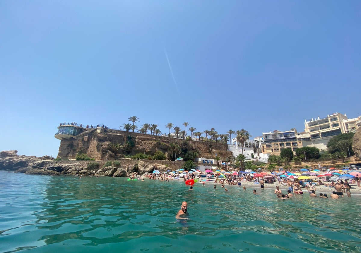 Vista panorámica del Balcón de Europa desde la playa de Calahonda en Nerja.