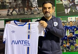 Pablo Sebastián Nilo, con una camiseta del Vélez.