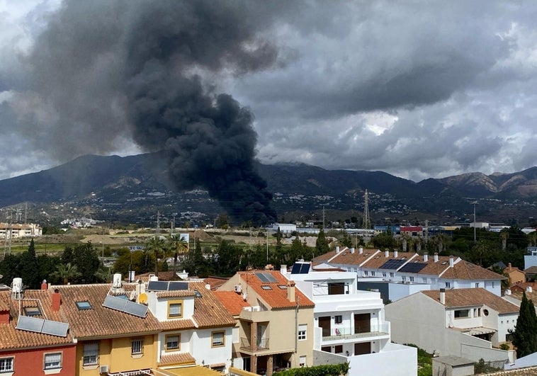 Columna de humo, visible desde diferentes puntos de Mijas.