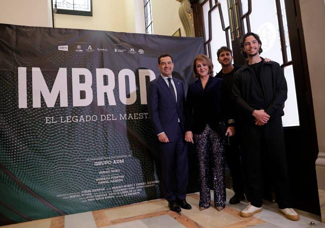 La viuda y los hijos de Imbroda, junto al presidente de la Junta.