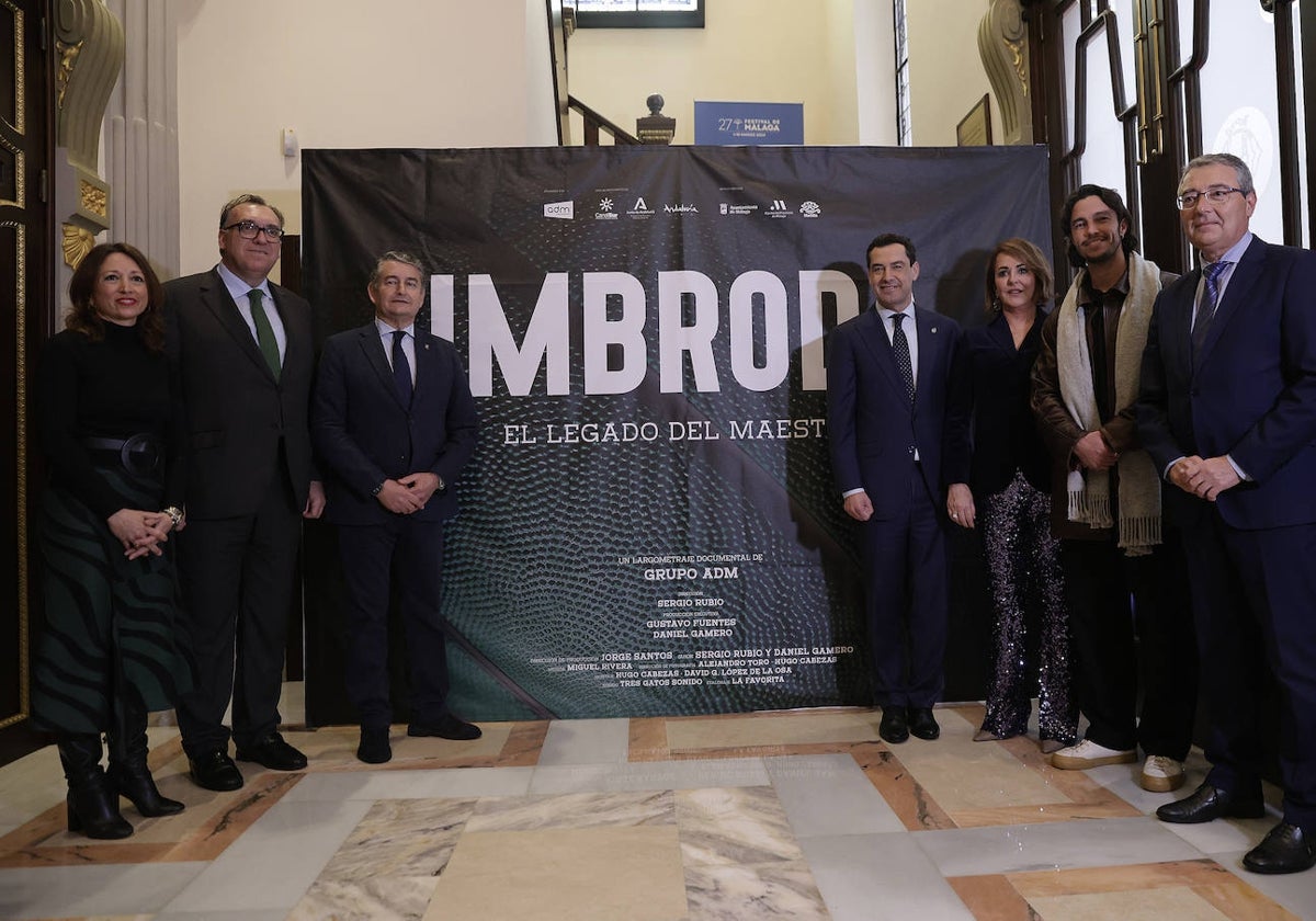 Juanma Moreno, junto a la viuda y los hijos de Javier Imbroda, varios consejeros de la Junta y el presidente de la Diputación.