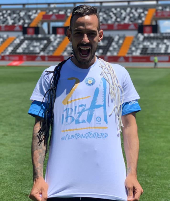 Imagen secundaria 2 - Celebraciones de los ascenso a Segunda de Dioni con el Oviedo, Víctor García con el Castellón en La Rosaleda y de Manu Molina con el Ibiza.