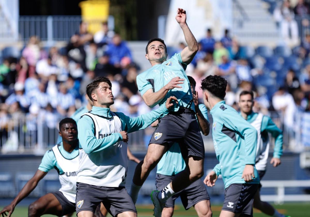El jugador del Málaga Luca Sangalli salta para rematar un balón de cabeza en el entrenamiento a puertas abiertas que se celebró en La Rosaleda el pasado viernes 1 de marzo.