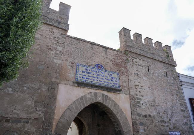 Entrada. La Puerta de Jerez es uno de los accesos al recinto amurallado de Tarifa.