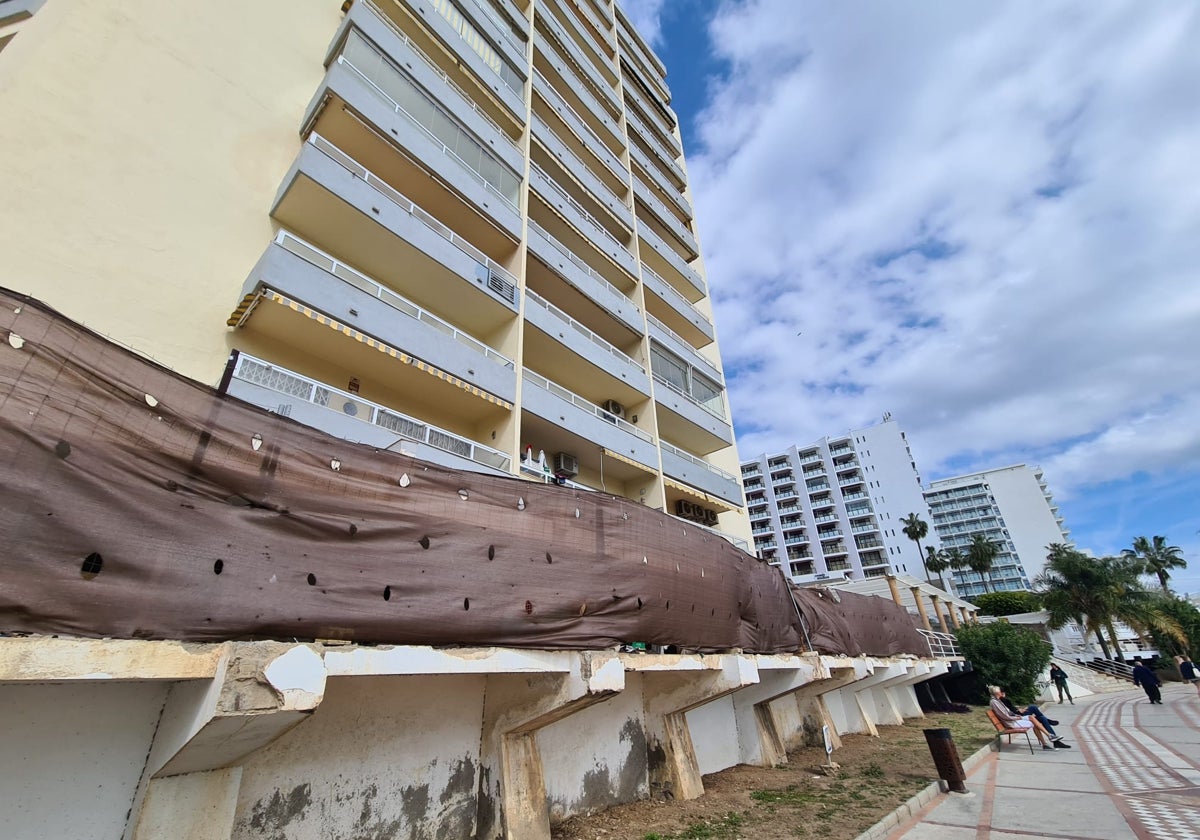 Vista del edificio y de la zona baja, donde fueron paralizadas las obras, y que ahora está ocupada.