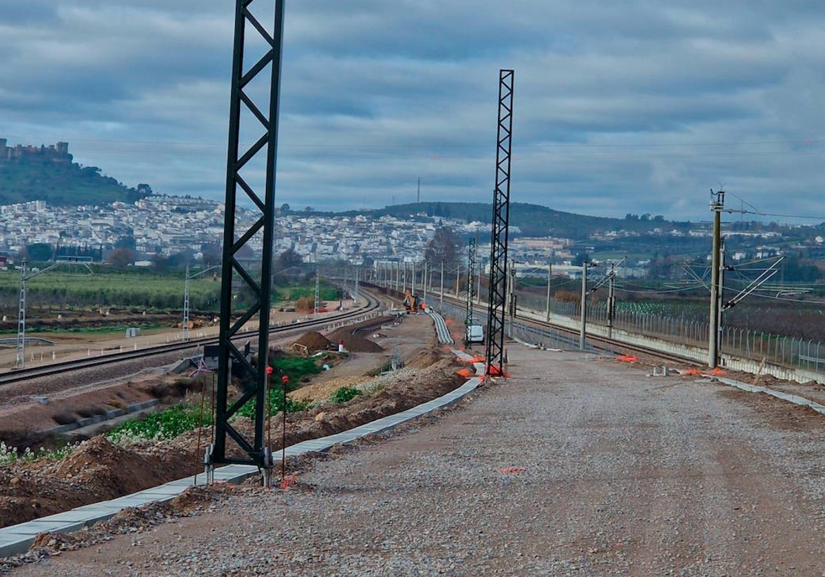 La plataforma del futuro enlace ferroviario ya está finalizada y se está avanzando en el carril y la electrificación.