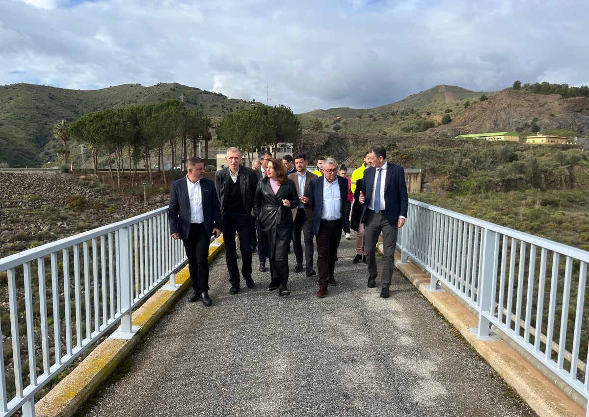 Imagen secundaria 1 - Tres imágenes de la inauguración de las bombas superficiales, este viernes en la presa de La Viñuela.