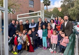 Padres y alumnos del CEIP Parque Clavero se reúnen con concejales del PSOE para explicarles el problema del gimnasio.