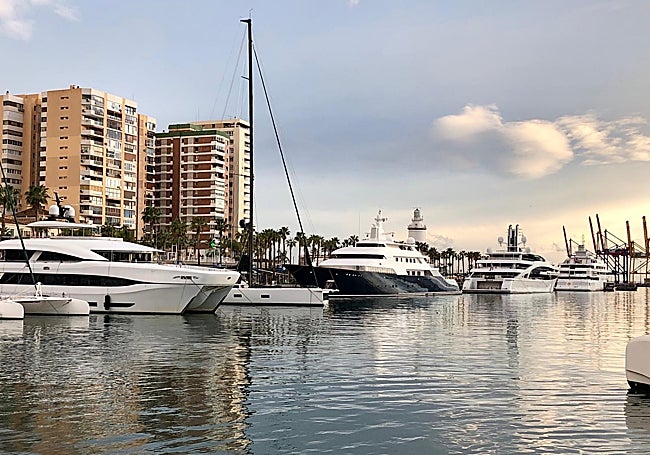 Yates amarrados actualmente en la marina del puerto de Málaga.
