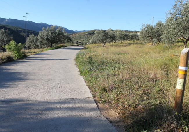 El primer tramo del recorrido se hace por un camino ancho y prácticamente llano