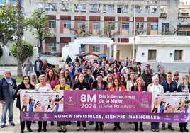 La alcaldesa, con el resto de participantes en la marcha con motivo del 8M.