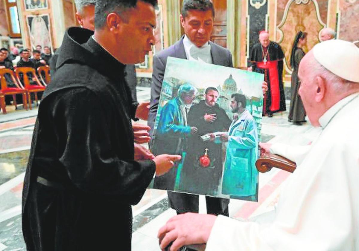 Francisco I contempla la obra de Raúl Berzosa para el selloconmemorativo del 150º aniversario de la Farmacia Vaticana::