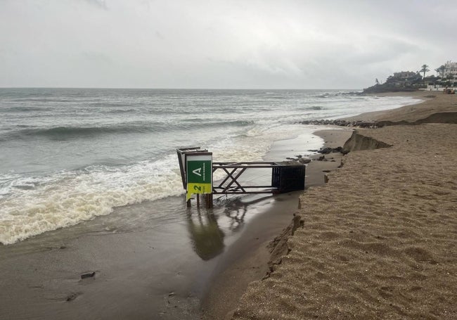 Las mareas también han provocado serios daños en el mobiliario de playa.