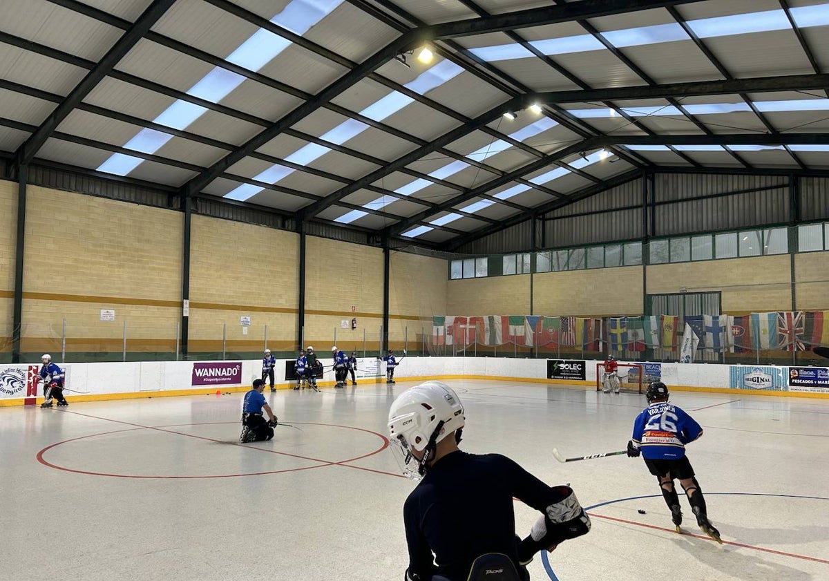 Imagen principal - La pista donde el club se desempeña, la Fuengirola Lions Hockey Arena; su presidente, Jari Nyman, posa en el vestuario del equipo; y un ejemplo de cómo luce el vestuario de la sección más importante del club, donde cada jugador tiene su nombre y su bandera en su banco.