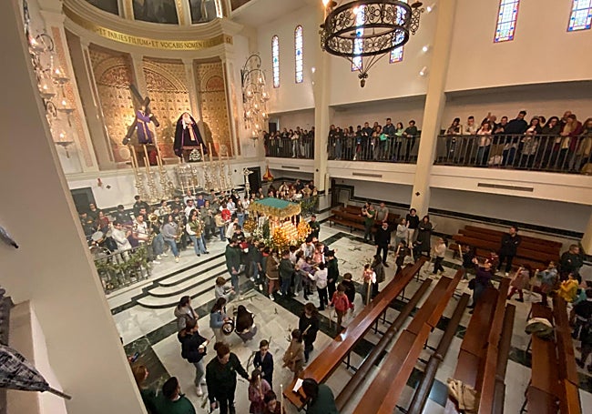 Momento de la procesión por el interior del templo.