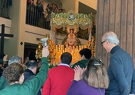 La pequeña Virgen de la Esperanza, que procesionó por la basílica, se asomó a la calle.