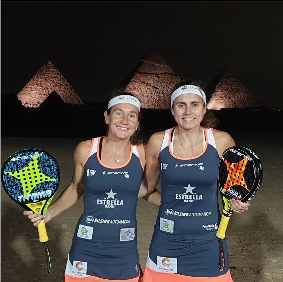 Junto a Ceci Reiter en un torneo de World Padel Tour frente a las pirámides de Egipto.