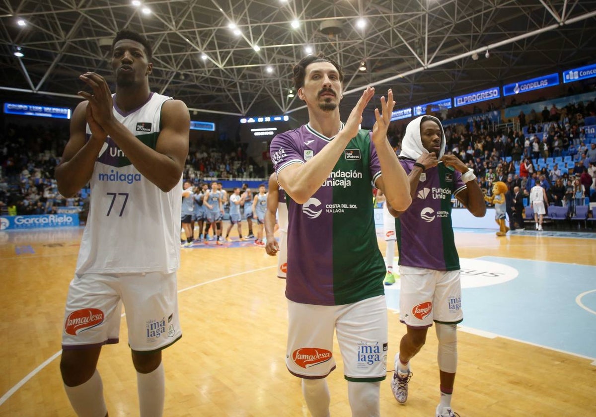 Sima, Djedovic y Perry celebran la victoria y agradecen los aplausos de los aficionados.