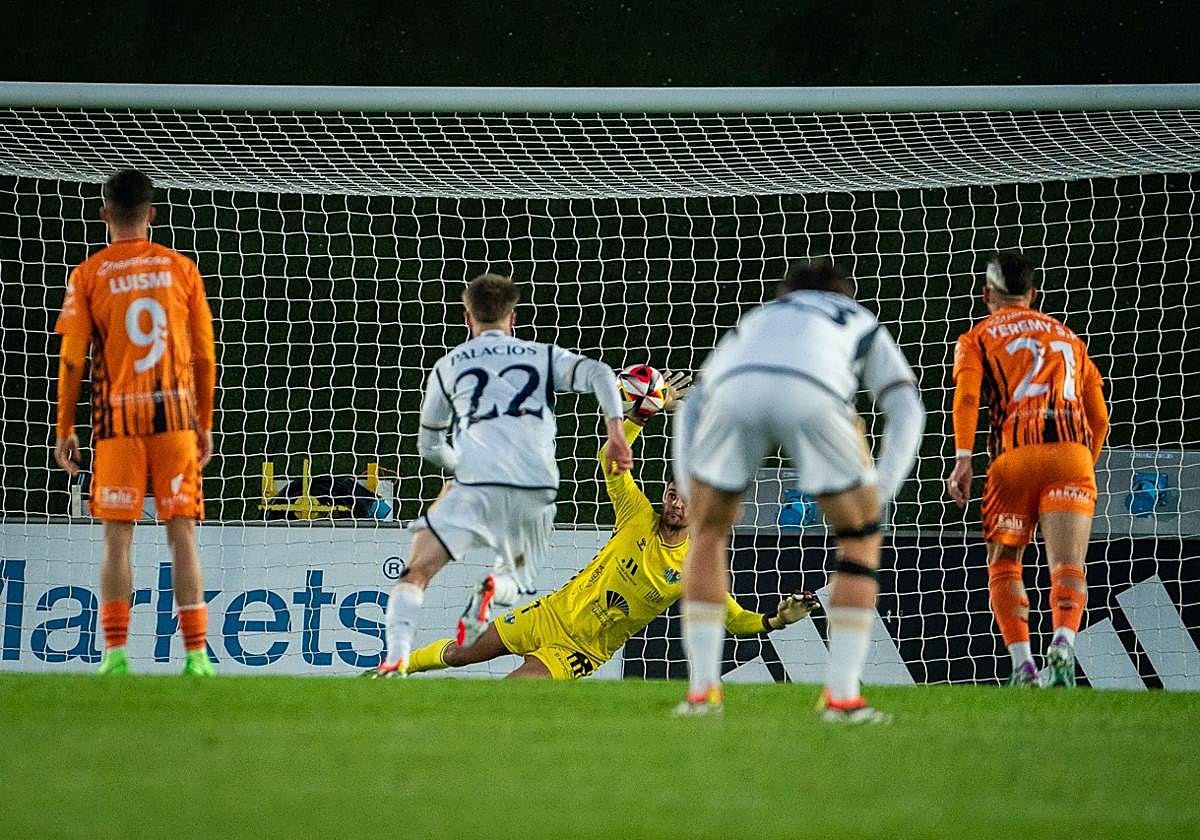 La parada de Iván Moreno al penalti lanzado por Nico Paz, el momento clave del partido.