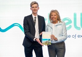 La alcaldesa, Ángeles Muñoz recibiendo el premio, ayer.