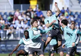 Luca Sangalli, que vuelve a estar disponible, en un salto durante un entrenamiento en La Rosaleda rodeado de compañeros.