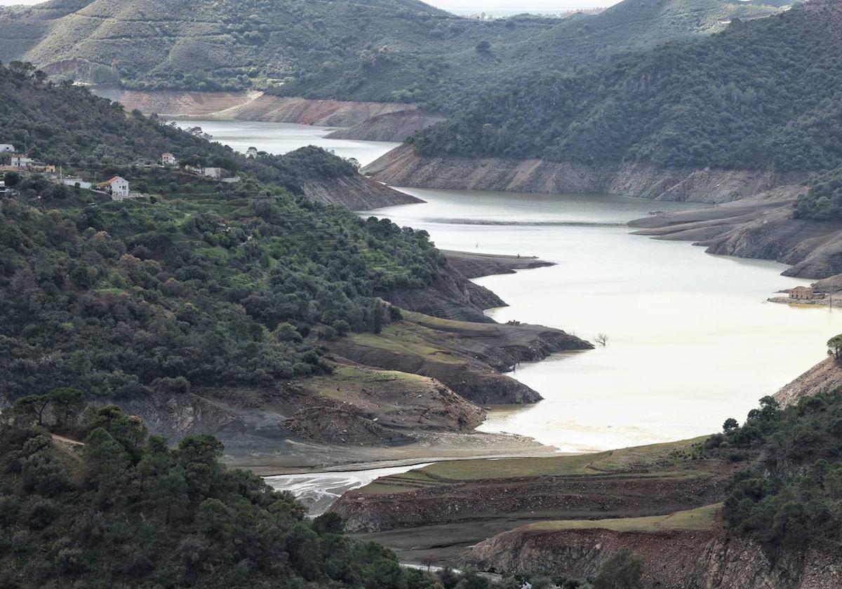 La lluvia se deja notar en los embalses de Málaga