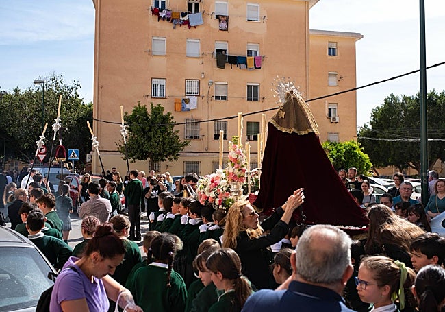 La Dolorosa del colegio Espíritu Santo en su recorrido por el barrio de Dos Hermanas.