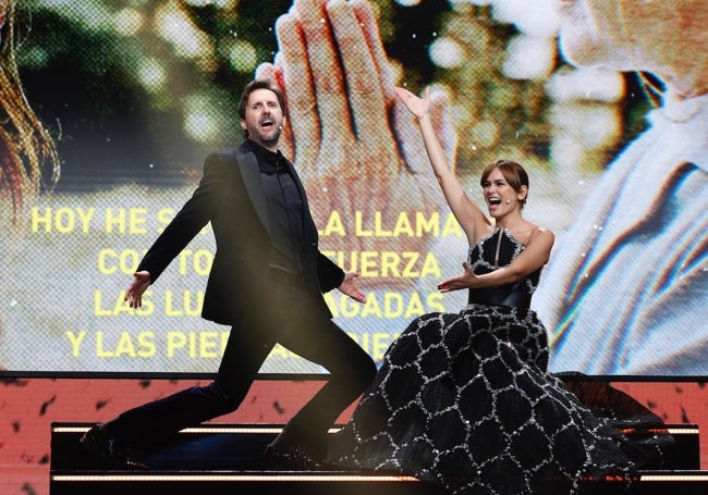 Julián López y Elena Sánchez, presentadores de la gala, cantando.