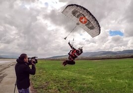 Ernesto Gainza toma tierra durante un descenso en paracaídas.