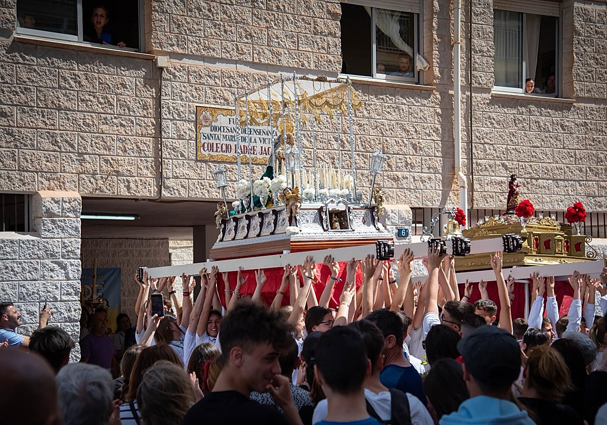 Los tronos del colegio Padre Jacobo, a pulso.