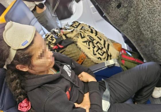Pasajeros de un avión con destino a Málaga atan al asiento a una mujer que formó un altercado en pleno vuelo