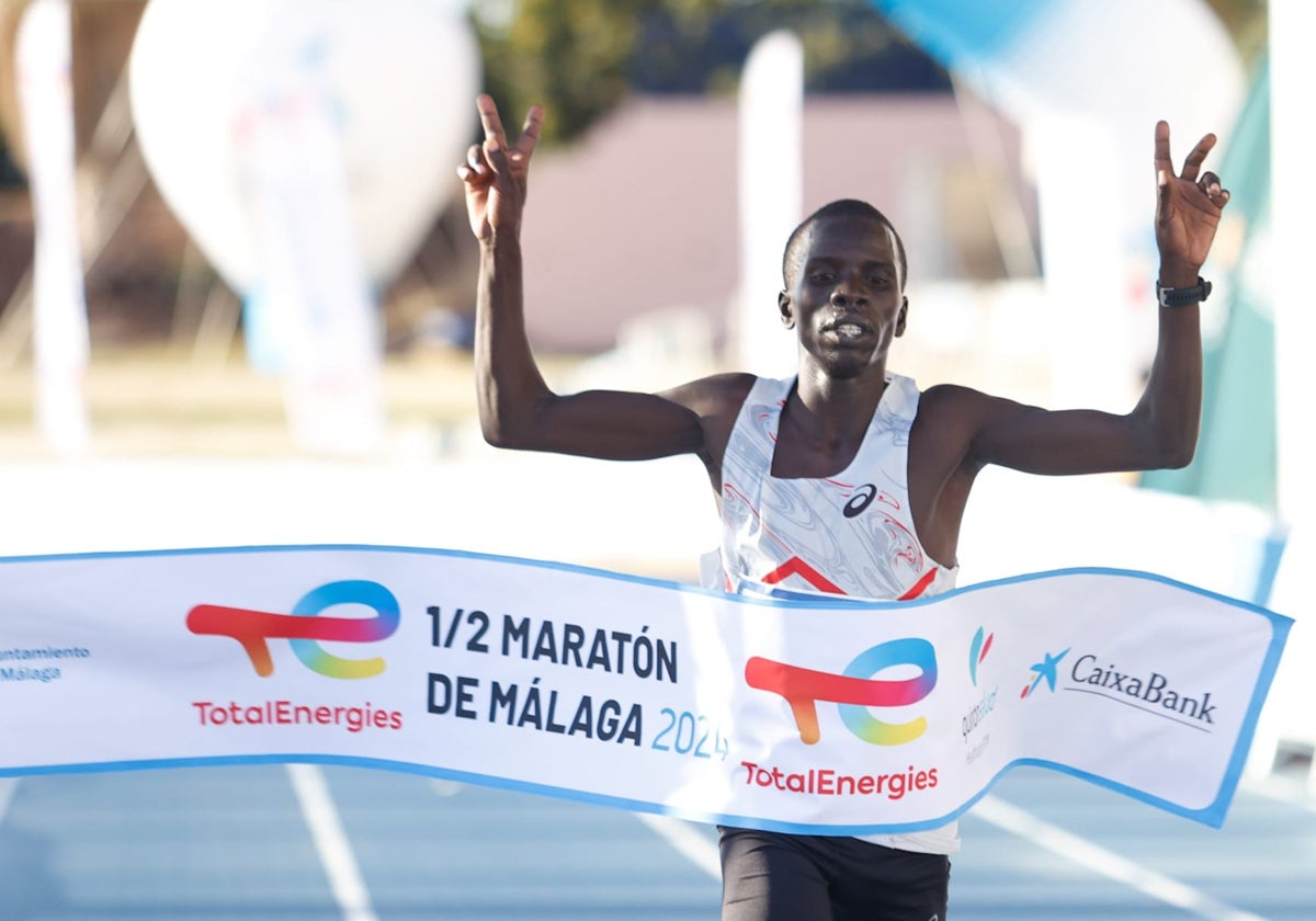 El keniata Geoffrey Toroitich en el momento de cruzar la meta en el estadio Ciudad de Málaga.