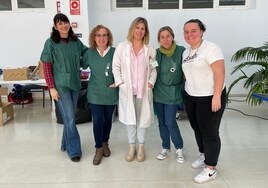 Tres enfermeras, una doctora y una voluntaria AVOI forman el equipo e la campaña de donación de sangre.