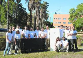 Integrantes del equipo humano de Ubora Solar, en el exterior del BIC Euronova.
