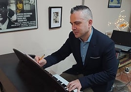 Francisco Javier Moreno en pleno proceso de composición.