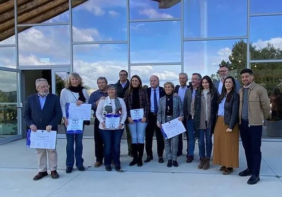 Momento de entrega de los distintivos.