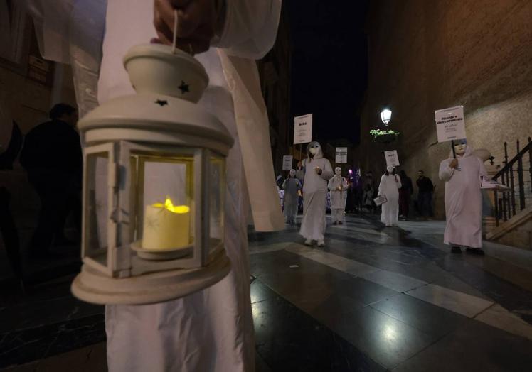 La 'Compaña feminista' a su paso por la catedral.