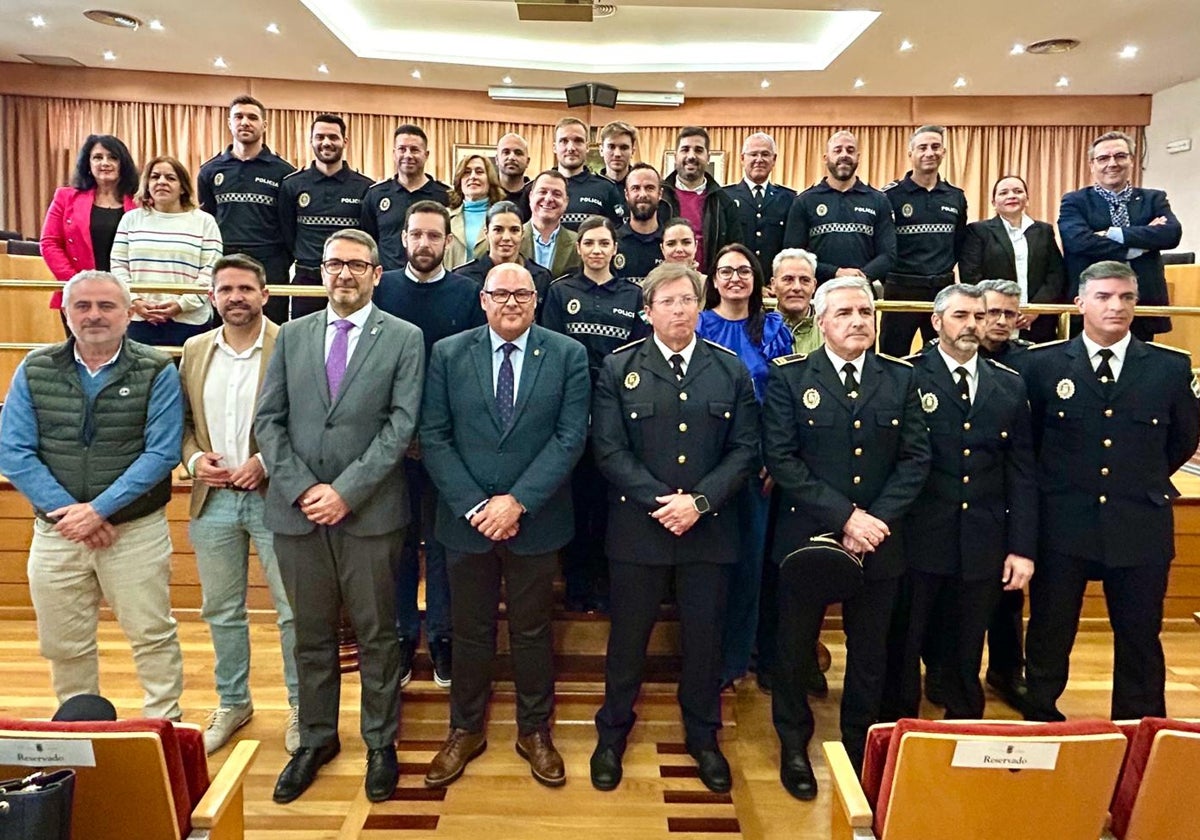 Foto de familia de los once nuevos agentes de Vélez-Málaga, este lunes en el salón de plenos.