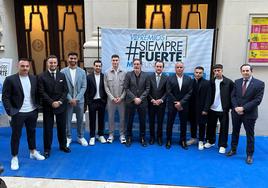 Amplia representación de la plantilla y directivos del Málaga en los premios 'Siempre Fuerte'.