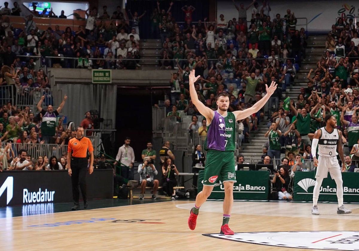 Jonathan Barreiro celebra una canasta en el Martín Carpena.