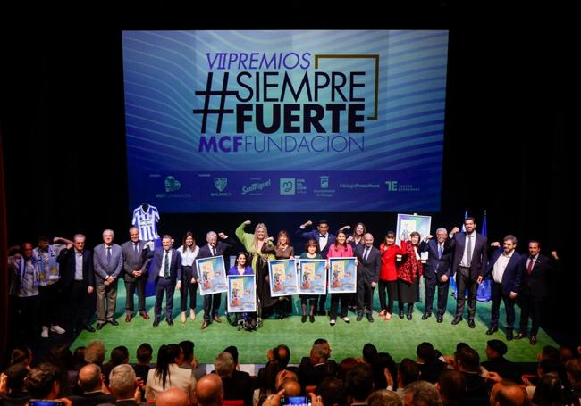 Foto de familia con los premiados.