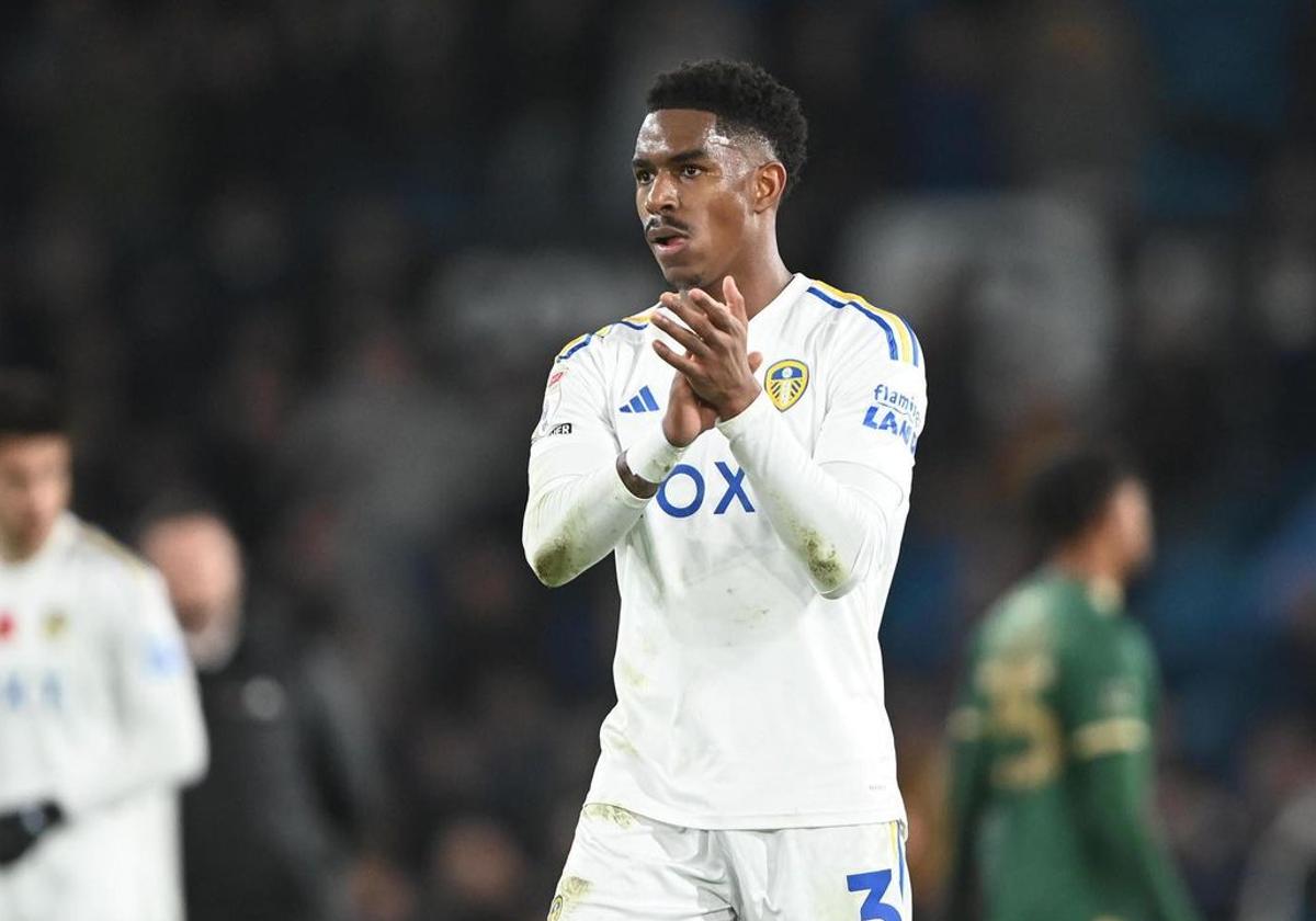 Junior Firpo en un partido con su actual equipo, el Leeds inglés.