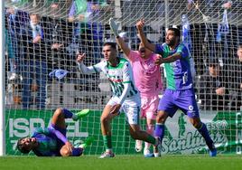 Una jugada del partido del Málaga contra el Atlético Sanluqueño donde Alfonso y Galilea protestan una falta en ataque del rival sobre Kevin.