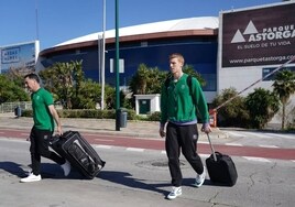 Mario Bárbara (fisioterapeuta) y Alberto Díaz se suben al autobús de equipo rumbo al Aeropuerto esta mañana.