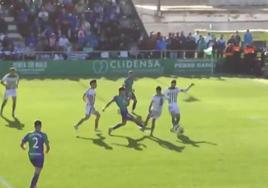 Momento de la patada de Carbonell a Avilés durante el Sanluqueño-Málaga y que el colegiado Alejandro Ojaos Valera.